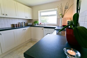 Geladeira, micro-ondas, fogão, cadeirão de bebê