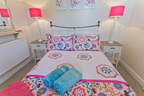 2 quartos, ferros/tábuas de passar roupa, berço de viagem