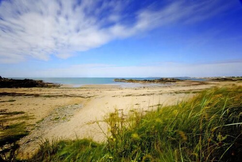 Bodwarren - a ground floor bedroom that sleeps 4 guests in 2 bedrooms