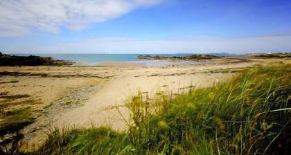 Bodwarren - a ground floor bedroom that sleeps 4 guests in 2 bedrooms