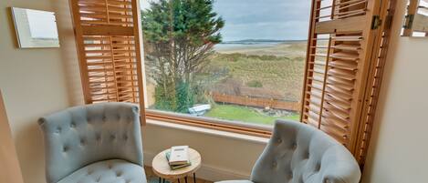 Tv, dvd-spelare, böcker och en stereo