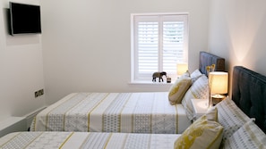 5 habitaciones, tabla de planchar con plancha y cuna de viaje
