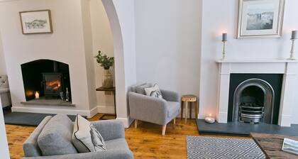 Beau Townhouse - a coastal that sleeps 10 guests in 5 bedrooms