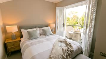 7 bedrooms, desk, iron/ironing board, travel crib