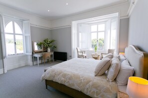 7 chambres, bureau, fer et planche à repasser, lit de bébé portatif