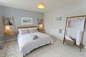 3 slaapkamers, een strijkplank/strijkijzer, reisbedje, gratis wifi