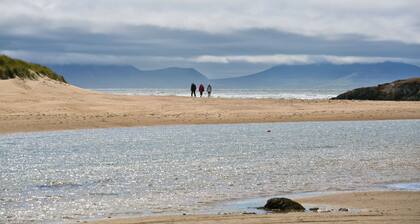 Ty Glan Y Mor - an on the beach that sleeps 6 guests in 3 bedrooms