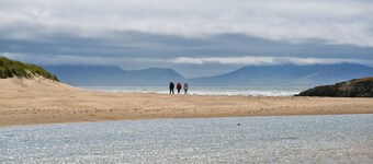 Ty Glan Y Mor - an on the beach that sleeps 6 guests in 3 bedrooms