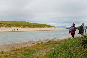 På stranden