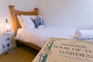 4 bedrooms, iron/ironing board, travel crib, free WiFi - Bryn Mel (Honey Hill Cottage) -  a dog friendly house that sleeps 6 guests  in 4 bedrooms (Beaumaris)
