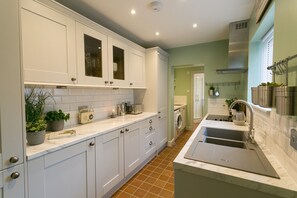 冷蔵庫、電子レンジ、オーブン、食器洗い機