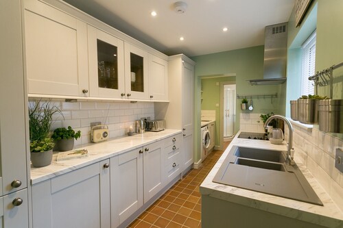 Hyfrydle -  a coastal that sleeps 6 guests  in 3 bedrooms