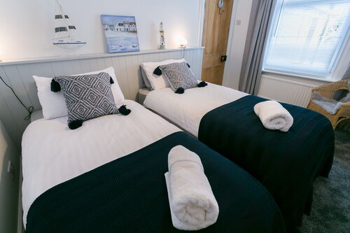 Hyfrydle -  a coastal that sleeps 6 guests  in 3 bedrooms