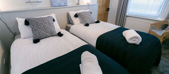 Hyfrydle -  a coastal that sleeps 6 guests  in 3 bedrooms