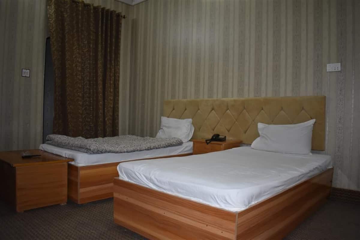 Twin Room | Laptop workspace, free WiFi