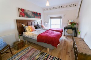 4 habitaciones, tabla de planchar con plancha y cuna de viaje 