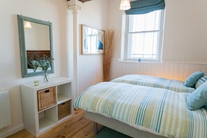 4 bedrooms, iron/ironing board, travel cot, free WiFi - Cribinau -  a dog that sleeps 8 guests  in 4 bedrooms (Ty Croes)