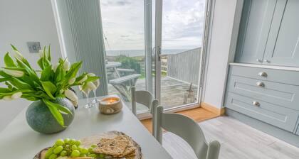 Bwthyn Bach - a sea view that sleeps 4 guests in 2 bedrooms