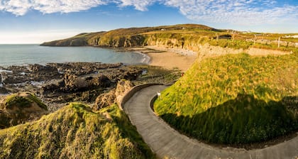 Bwthyn Bach - a sea view that sleeps 4 guests in 2 bedrooms