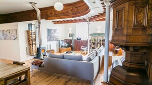 Una sala de estar acogedora con chimenea, muebles de madera y televisor.