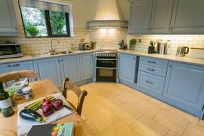 Fridge, microwave, oven, dishwasher - Erw Fach -  a sea view that sleeps 9 guests  in 4 bedrooms (Holyhead)