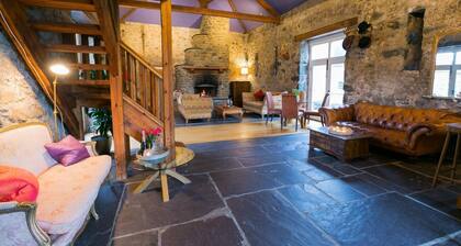 Tal Y Bont Uchaf Stables - a hot tub that sleeps 16 guests in 5 bedrooms