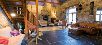 Tal Y Bont Uchaf Stables - a hot tub that sleeps 16 guests in 5 bedrooms