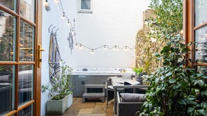 Outdoor dining - 10 Bunkers Hill -  a hot tub that sleeps 6 guests  in 3 bedrooms (Beaumaris)