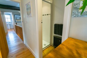 Hair dryer, towels - 10 Bunkers Hill -  a hot tub that sleeps 6 guests  in 3 bedrooms (Beaumaris)