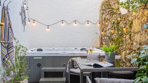 Indoor spa tub - 10 Bunkers Hill -  a hot tub that sleeps 6 guests  in 3 bedrooms (Beaumaris)
