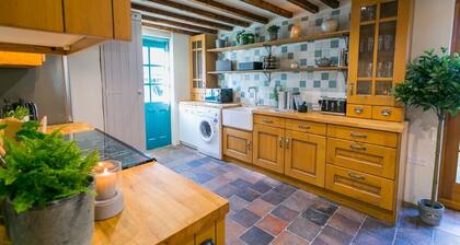 10 Bunkers Hill - a hot tub that sleeps 6 guests in 3 bedrooms