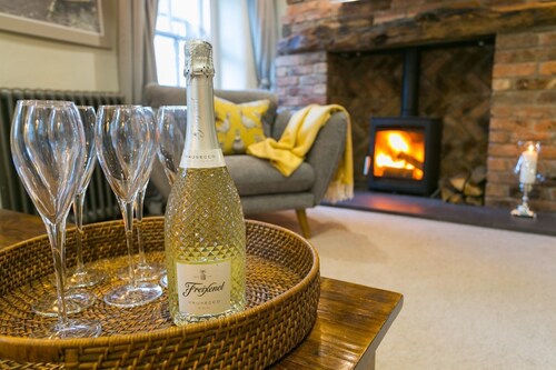 10 Bunkers Hill -  a hot tub that sleeps 6 guests  in 3 bedrooms