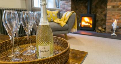 10 Bunkers Hill - a hot tub that sleeps 6 guests in 3 bedrooms