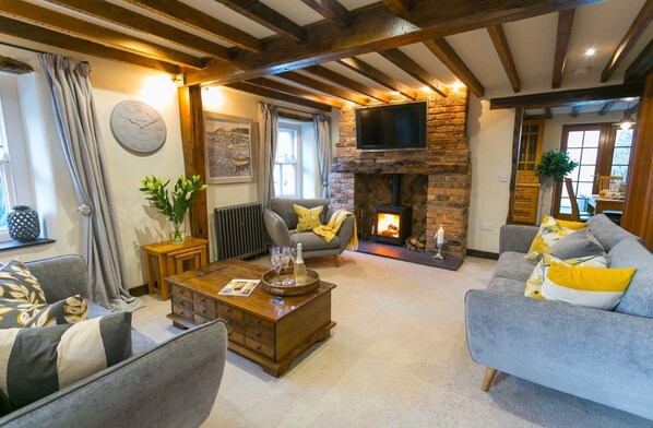 TV, Netflix, streaming services - 10 Bunkers Hill -  a hot tub that sleeps 6 guests  in 3 bedrooms (Beaumaris)
