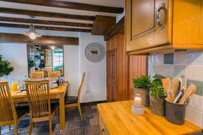 Dining - 10 Bunkers Hill -  a hot tub that sleeps 6 guests  in 3 bedrooms (Beaumaris)