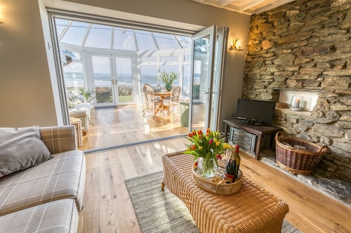 Bryn Mor - a dog that sleeps 6 guests in 3 bedrooms