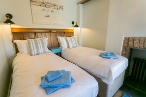 2 bedrooms, iron/ironing board, travel cot, free WiFi - Glan Y Mor - a town that sleeps 4 guests in 2 bedrooms (Beaumaris)