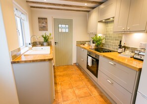 Fridge, microwave, oven, dishwasher - Glan Y Mor - a town that sleeps 4 guests in 2 bedrooms (Beaumaris)