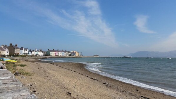 Beach - Glan Y Mor - a town that sleeps 4 guests in 2 bedrooms (Beaumaris)