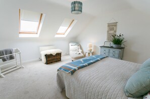 3 bedrooms, iron/ironing board, travel cot, free WiFi - Sea Bell -  a coastal that sleeps 6 guests  in 3 bedrooms (Holyhead)