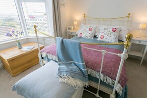 3 bedrooms, iron/ironing board, travel cot, free WiFi - Sea Bell -  a coastal that sleeps 6 guests  in 3 bedrooms (Holyhead)