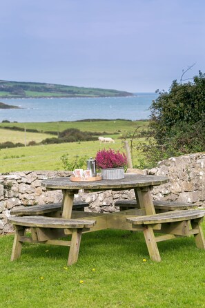 Outdoor dining - Tyn Lon -  a sea view that sleeps 9 guests  in 5 bedrooms (Moelfre)