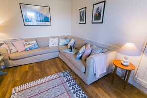 TV, fireplace - Tyn Lon -  a sea view that sleeps 9 guests  in 5 bedrooms (Moelfre)