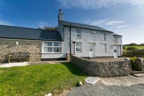 Exterior - Tyn Lon -  a sea view that sleeps 9 guests  in 5 bedrooms (Moelfre)