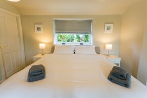 5 bedrooms, iron/ironing board, travel cot, free WiFi - Tyn Lon -  a sea view that sleeps 9 guests  in 5 bedrooms (Moelfre)