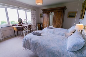 7 bedrooms, desk, iron/ironing board, travel crib - Cae'r Borth - sleeps 14 guests  in 7 bedrooms (Moelfre)