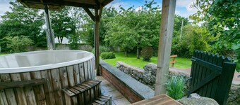 Ty'r Ardd -  a ground floor bedroom that sleeps 7 guests  in 4 bedrooms