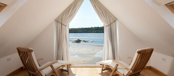 House on the Beach - an on the beach that sleeps 9 guests in 4 bedrooms
