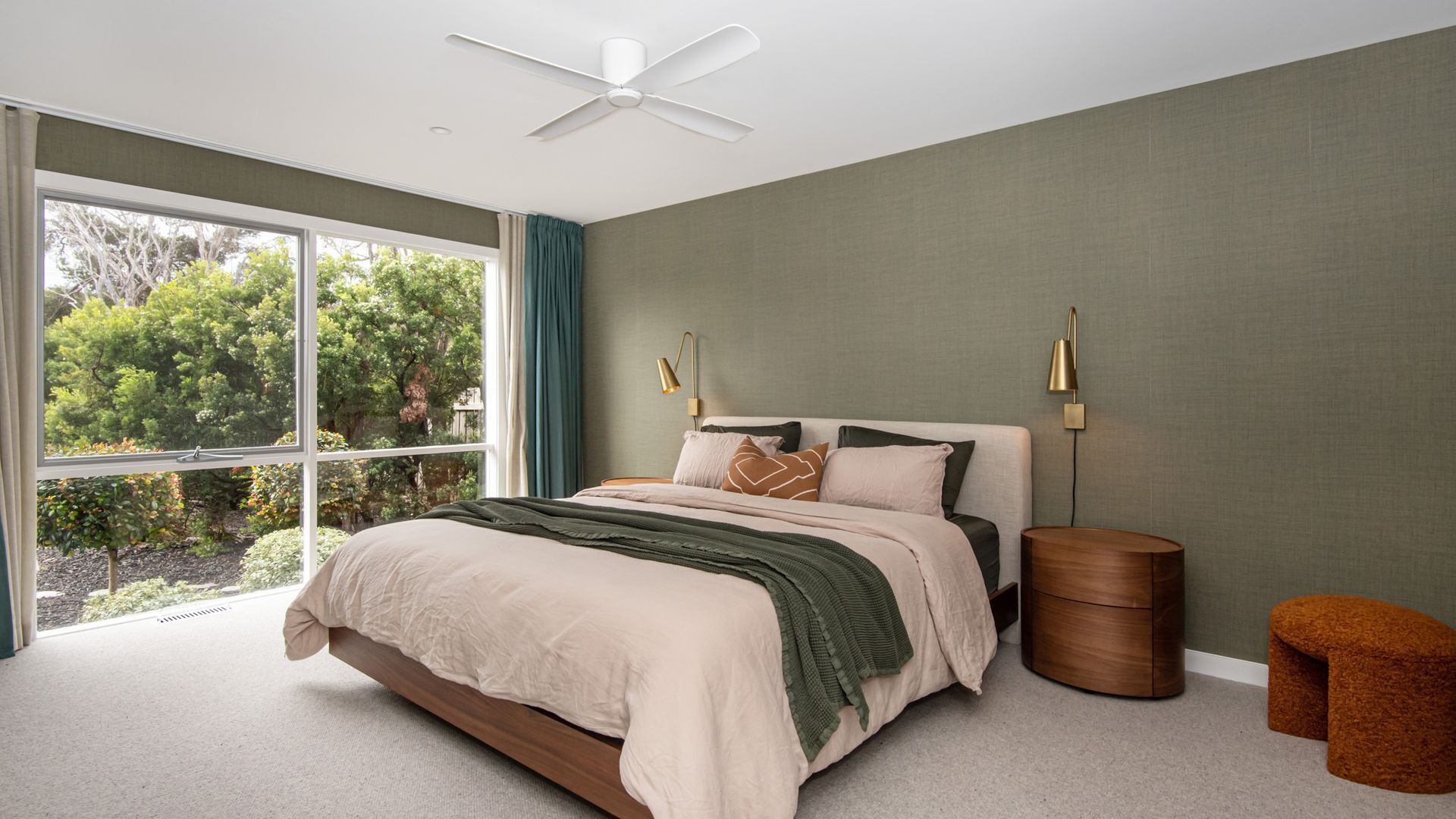 4 bedrooms, desk, iron/ironing board, travel crib