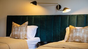 4 soverom, skrivebord, strykejern/-brett og reiseseng for barn